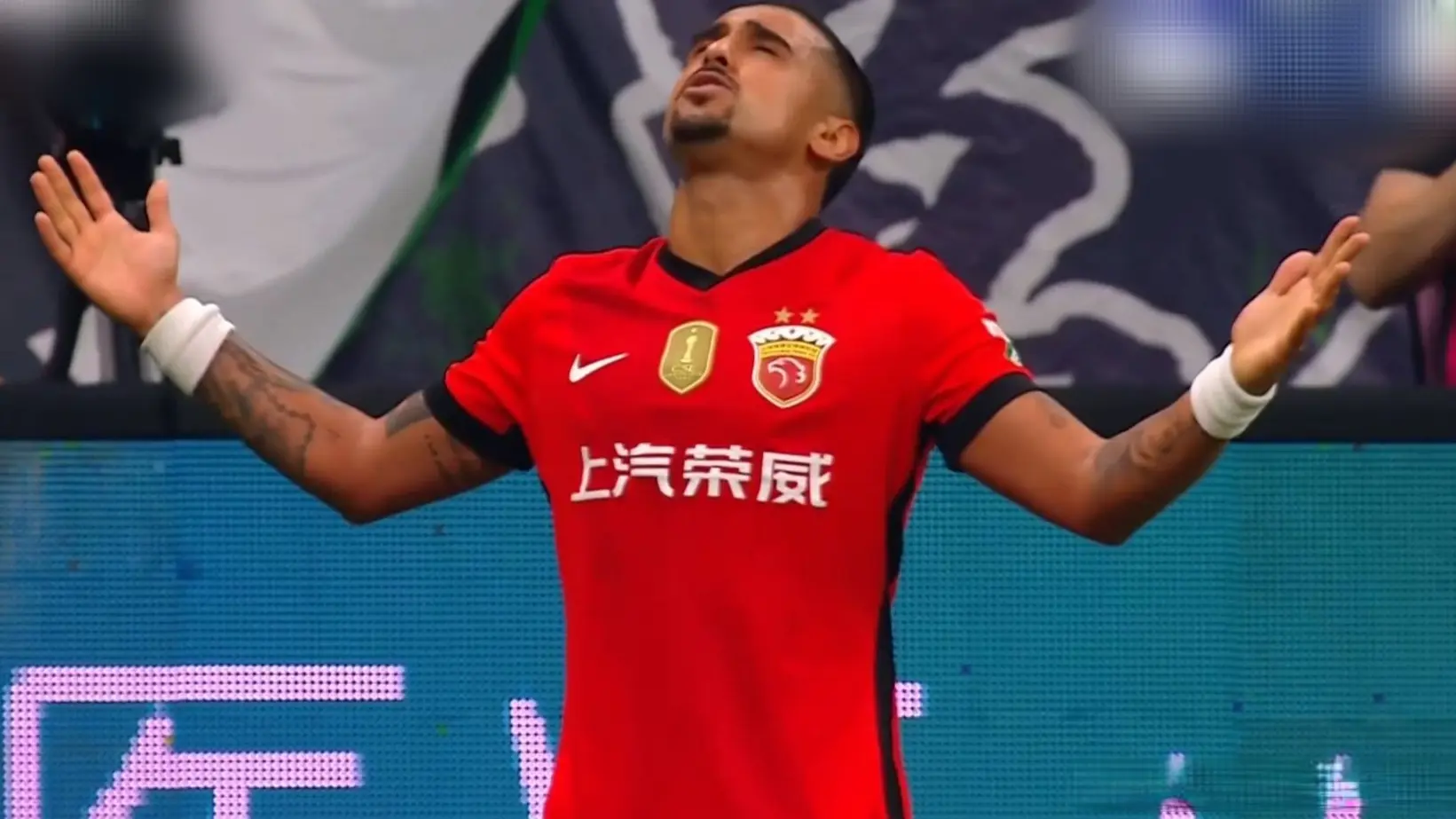 还好没有持, 主教练相继